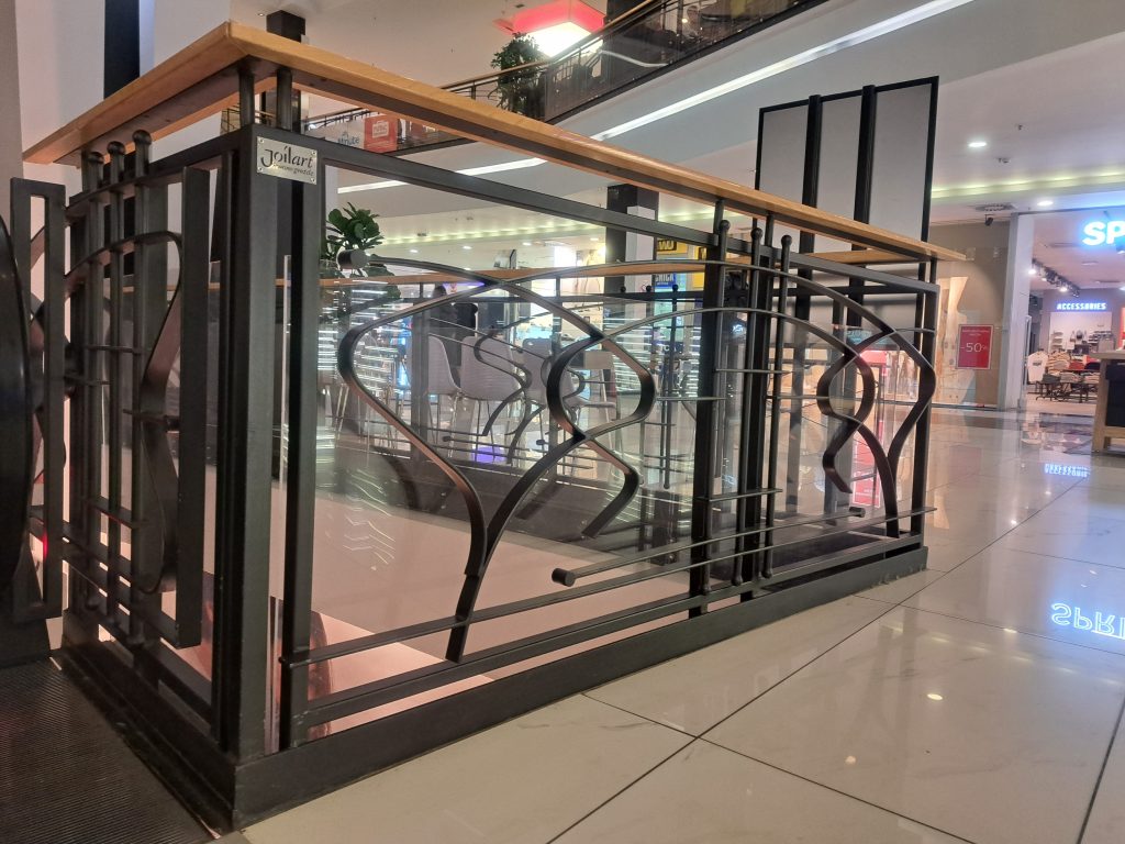 Unutrašnji gelender sa drvenim rukohvatom - Stadion Shopping Mall, Voždovac
