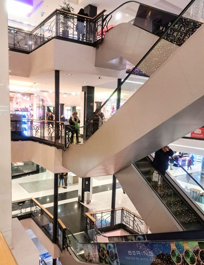 Unutrašnji gelender sa drvenim rukohvatom - Stadion Shopping Mall, Voždovac